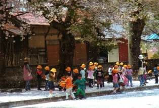 ほほえみ保育園児さくらと遊ぶ（来年も一緒だネ）!：沼沢重光様撮影の画像