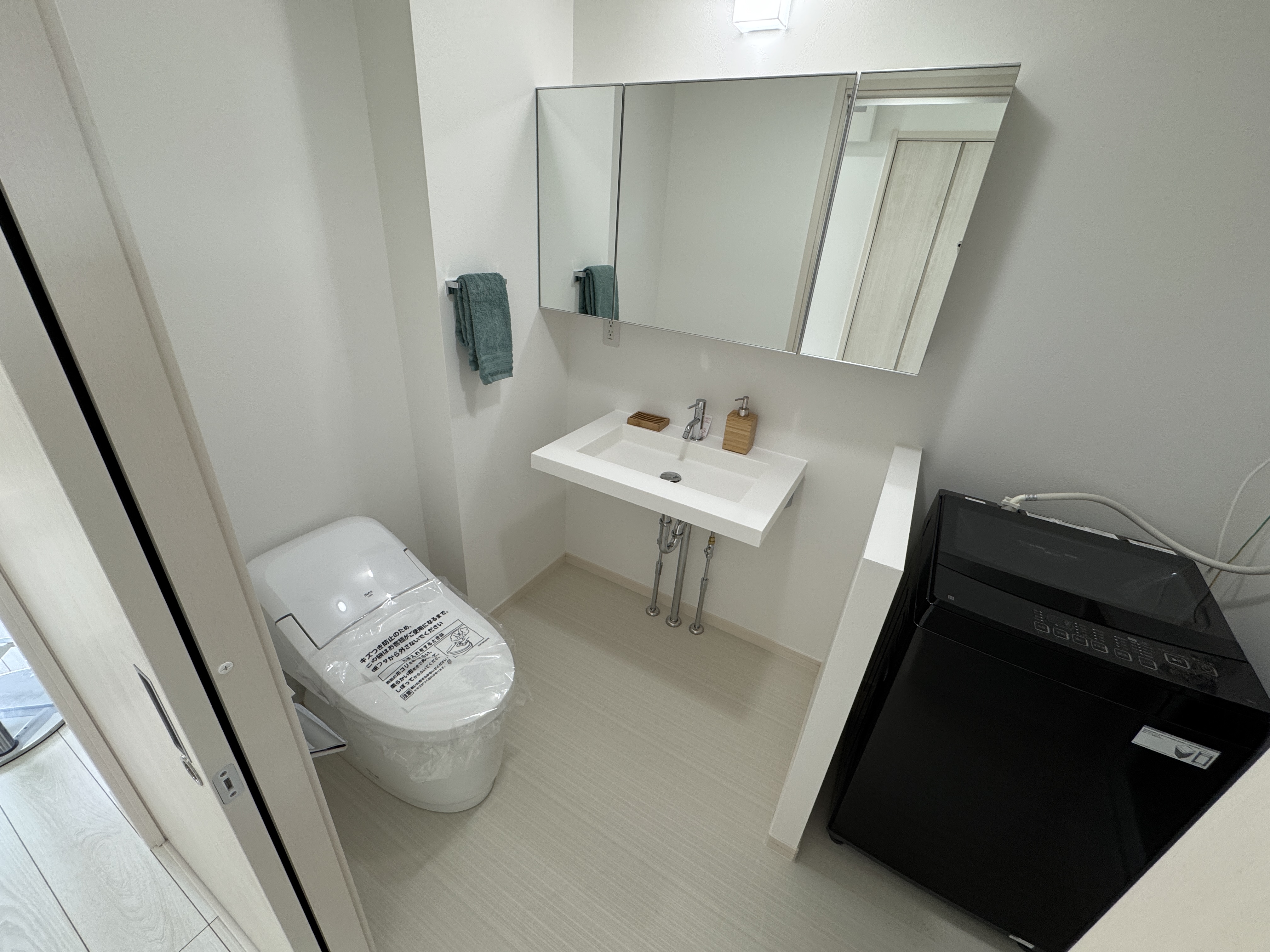 4_202506washroom.JPG